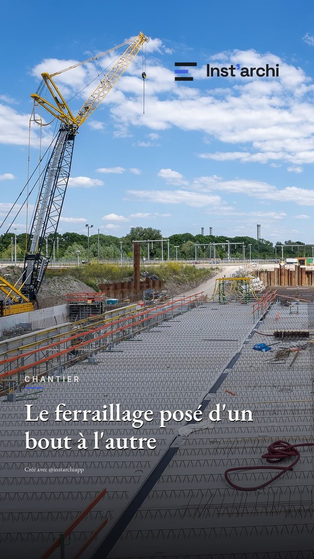 Story « éditoriale » : un chantier vu depuis une dalle ferraillée, grue jaune en fond, titre « Le ferraillage posé d'un bout à l'autre » posé en bas de l'image