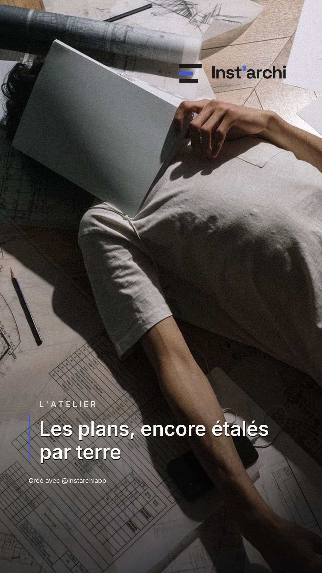 Story « minimale » : des plans d'architecte étalés au sol, titre « Les plans, encore étalés par terre » sur une fine ligne d'accent